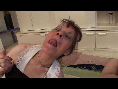 ❤️ De grann ak yon granpapa gen yon triyo Videyo sèks nan nou ❌️