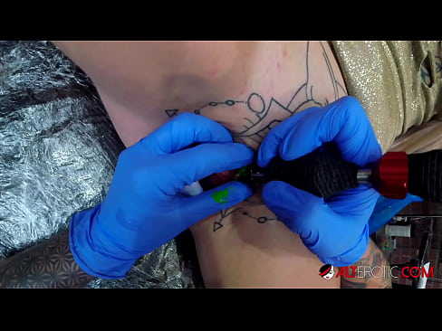 ❤️ Ekstrèmman tatoue hottie Sully Savage te fè yon tatoo sou klitoris li Videyo sèks nan nou ❌️